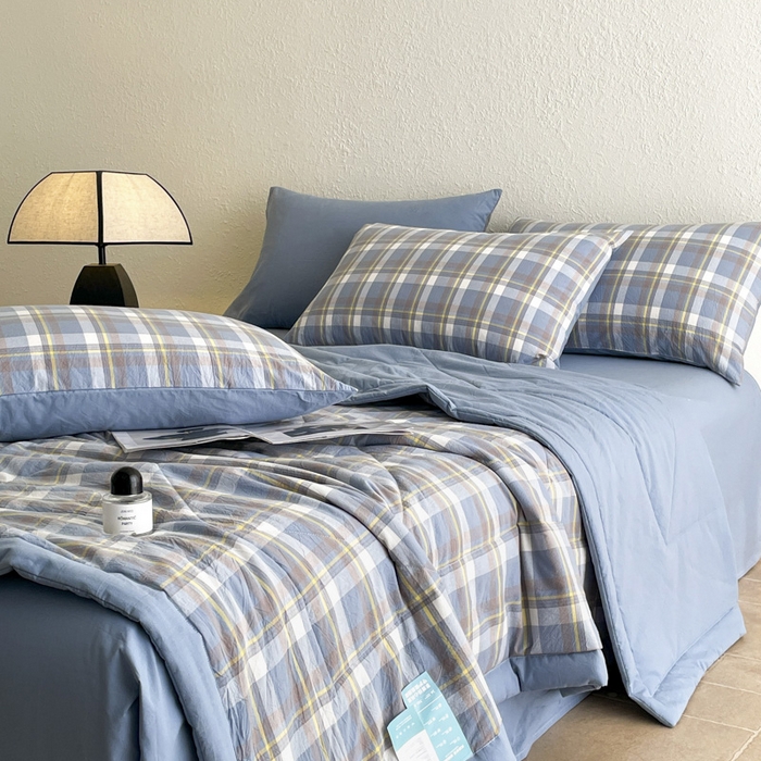 91家纺网 家纺一手货源 找家纺 宝士康家纺 2025新款10A抗菌无印风夏被四件套 天蓝中格