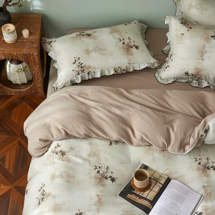 91家纺网 家纺一手货源 找家纺 安莱生活 2025新款全棉精梳棉双层纱绉纱数码印花四件套 云屿间-咖