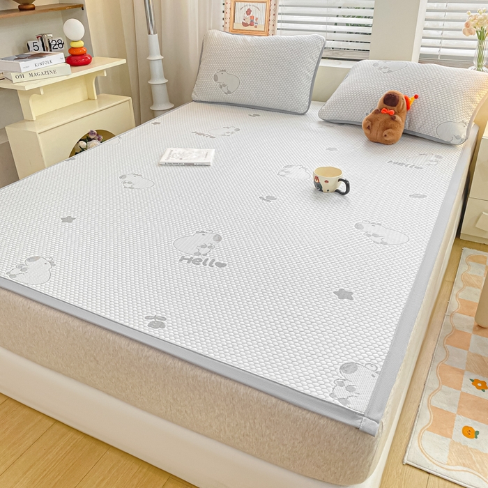 91家纺网 家纺一手货源 找家纺 春寻家纺 2025新款冰豆豆冰丝凉席-卡皮巴拉系列 床单款-卡皮巴拉-灰