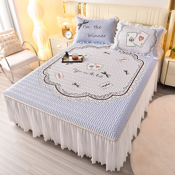 91家纺网 家纺一手货源 找家纺 炫拼家纺 2025新款凉感丝印花床裙款乳胶凉席三件套 雅典娜