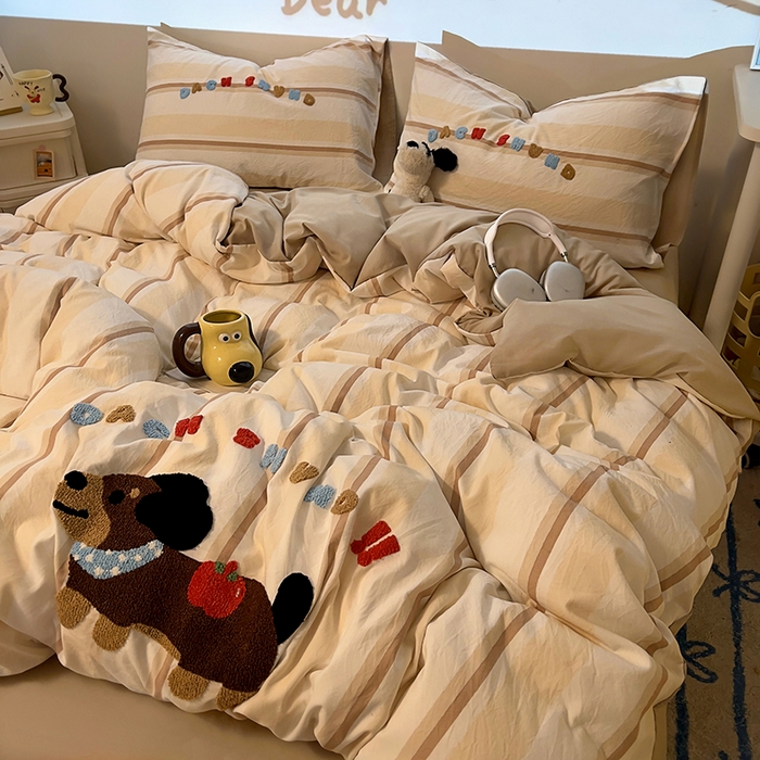 91家纺网 家纺一手货源 找家纺 2025新款专版高克重超萌卡通格子双拼毛巾绣软糯糯水洗棉四件套（场景二） 腊肠狗狗