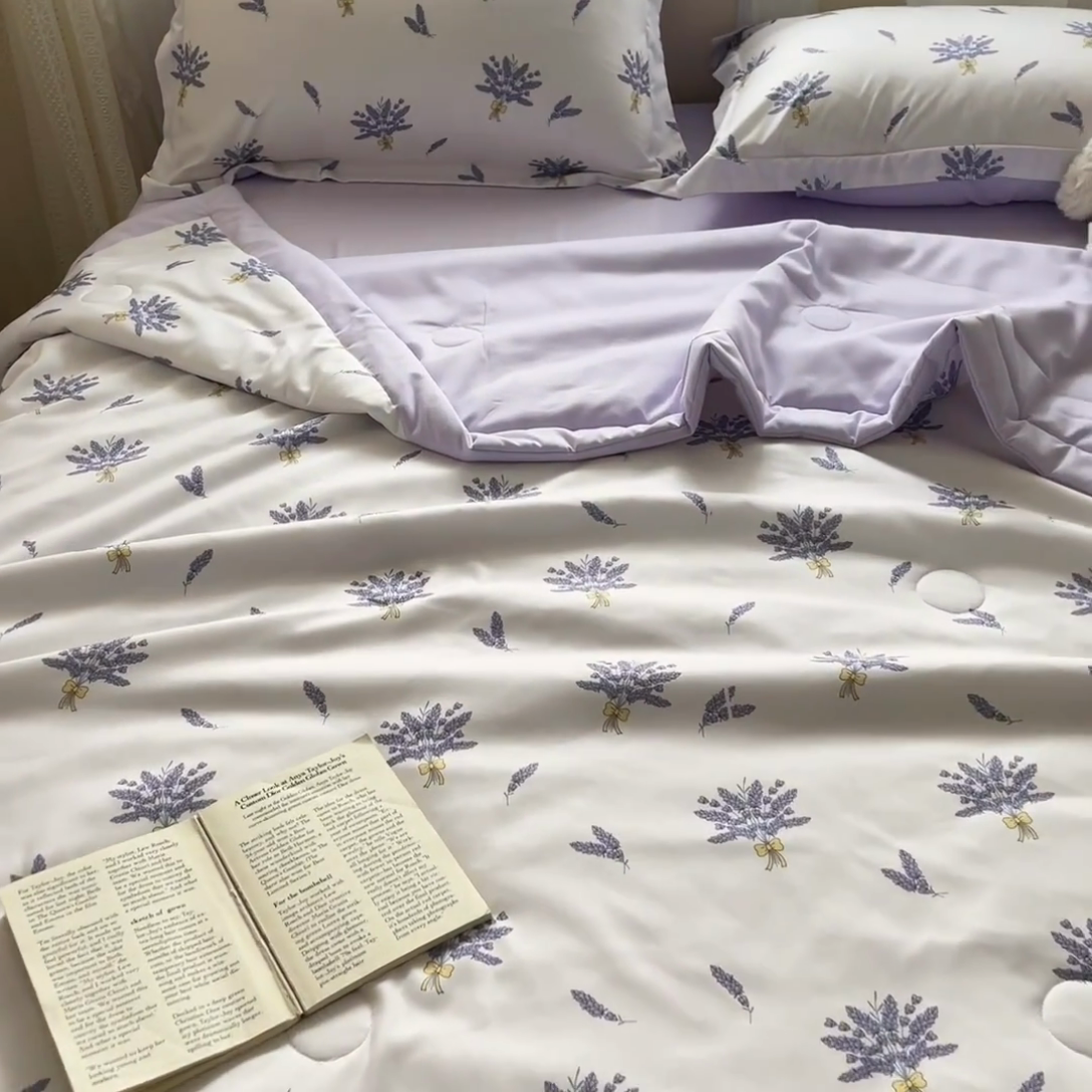 91家纺网 家纺一手货源 找家纺 宝士康家纺 2025新款水洗棉超声波压花夏被 被子被芯 薰衣草紫