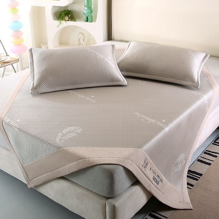 91家纺网 家纺一手货源 找家纺 尚品凤凰 2025新款小清新凉感超柔冰豆席凉席平铺款床笠款 飘羽-卡其