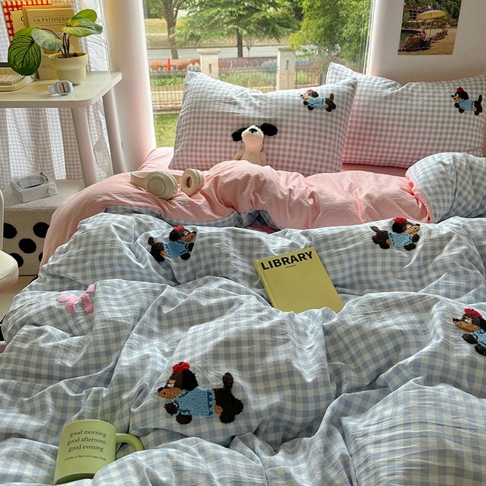 91家纺网 家纺一手货源 找家纺 耀达家居 2025新款A类水洗棉毛巾绣四件套 蓝格腊肠狗