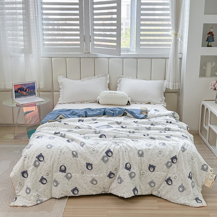 91家纺网 家纺一手货源 找家纺 富艺隆 2025新款A类水洗棉双层纱夏被水洗棉麻空调被直播爆款大豆夏被 嘟嘟小熊