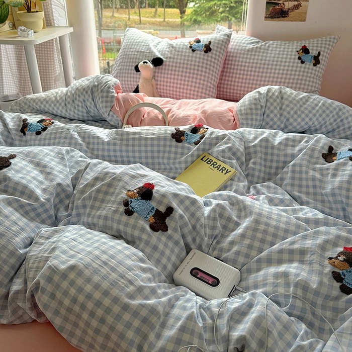 91家纺网 家纺一手货源 找家纺 耀达家居 2025新款A类水洗棉毛巾绣四件套 蓝格腊肠狗