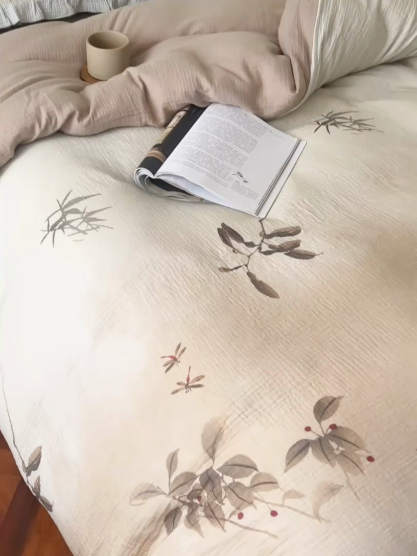 91家纺网 家纺一手货源 找家纺 安莱生活 2025新款全棉精梳棉双层纱绉纱数码印花四件套 云屿间-咖