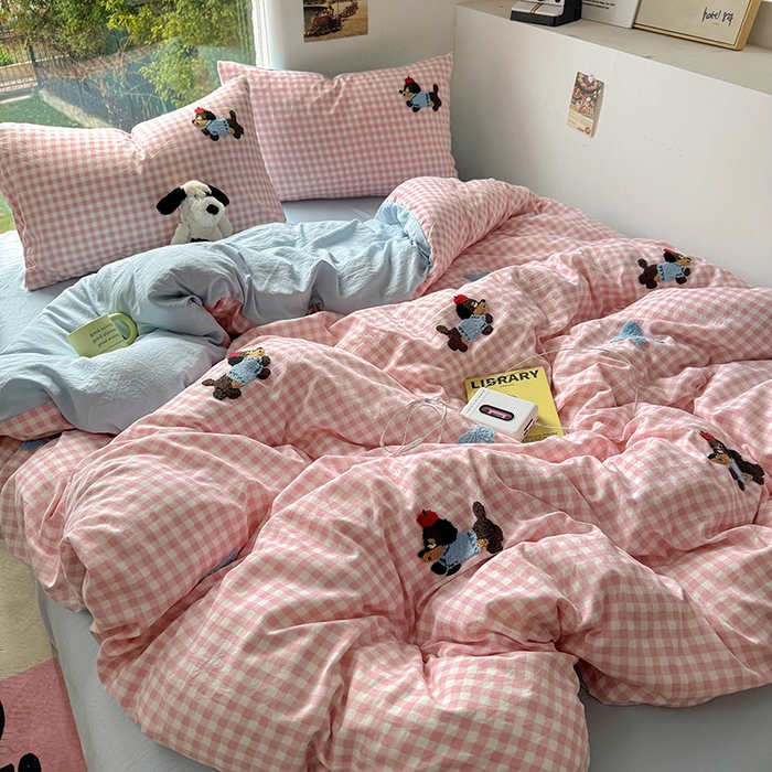 91家纺网 家纺一手货源 找家纺 耀达家居 2025新款A类水洗棉毛巾绣四件套 粉格腊肠狗