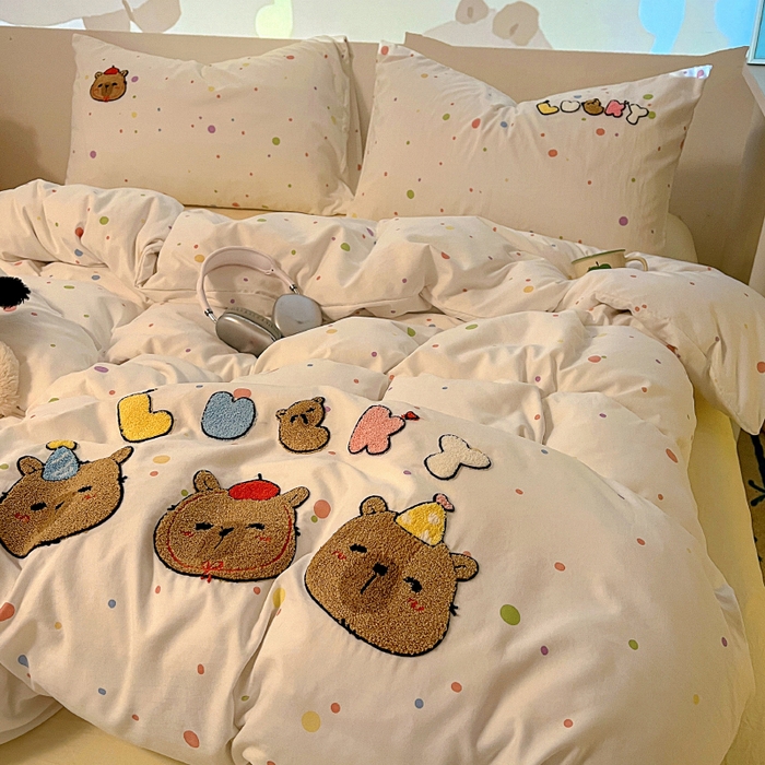 91家纺网 家纺一手货源 找家纺 2025新款专版高克重超萌卡通格子双拼毛巾绣软糯糯水洗棉四件套（场景二） 糖果卡皮巴拉