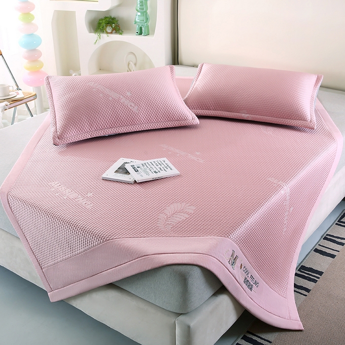 91家纺网 家纺一手货源 找家纺 尚品凤凰 2025新款小清新凉感超柔冰豆席凉席平铺款床笠款 飘羽-粉