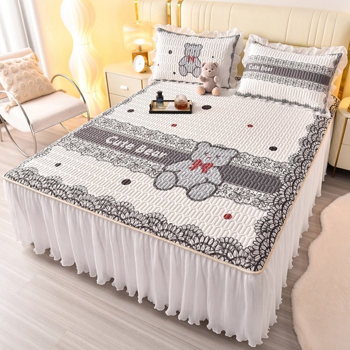 91家纺网 家纺一手货源 找家纺 炫拼家纺 2025新款凉感丝印花床裙款乳胶凉席三件套 黛莎