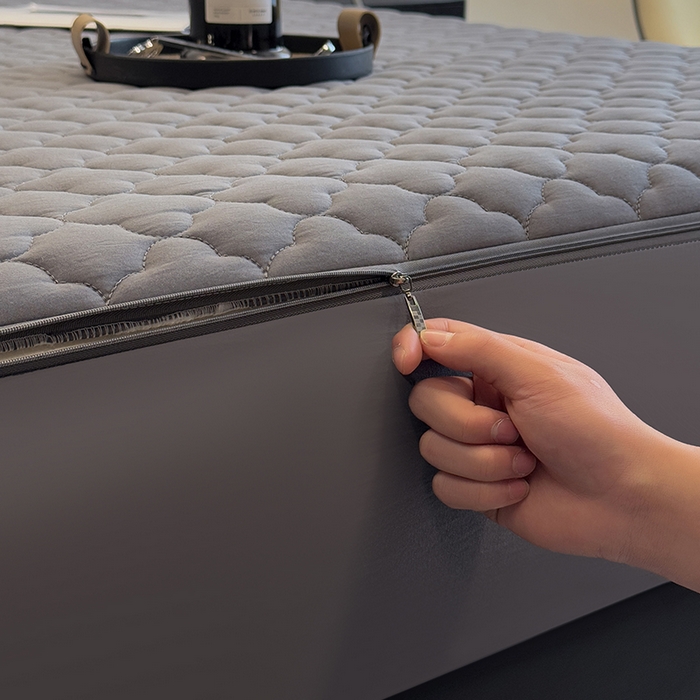 91家纺网 家纺一手货源 找家纺 叠派家纺 2025新款5A抗菌A类夹棉床笠经典款防水款系列 银灰色-梅花经典款