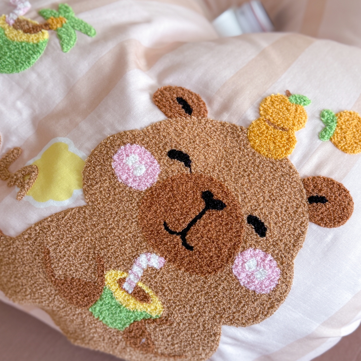 91家纺网 家纺一手货源 找家纺 柚子 2025春夏新款全棉纯棉双层纱毛巾绣四件套 椰子卡皮巴拉