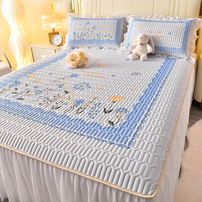 91家纺网 家纺一手货源 找家纺 炫拼家纺 2025新款凉感丝印花床裙款乳胶凉席三件套 夏薇花