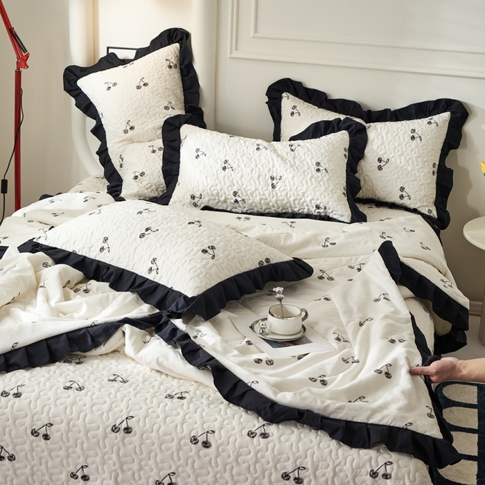 91家纺网 家纺一手货源 找家纺 蝶帕家纺 2025新款法式赫本风韩版花边床盖款夏被四件套 美味樱桃