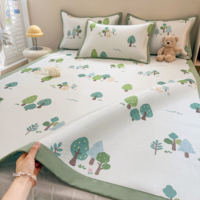 91家纺网 家纺一手货源 找家纺 2025新款懒猫600D数码印花冰藤凉席 森林小熊