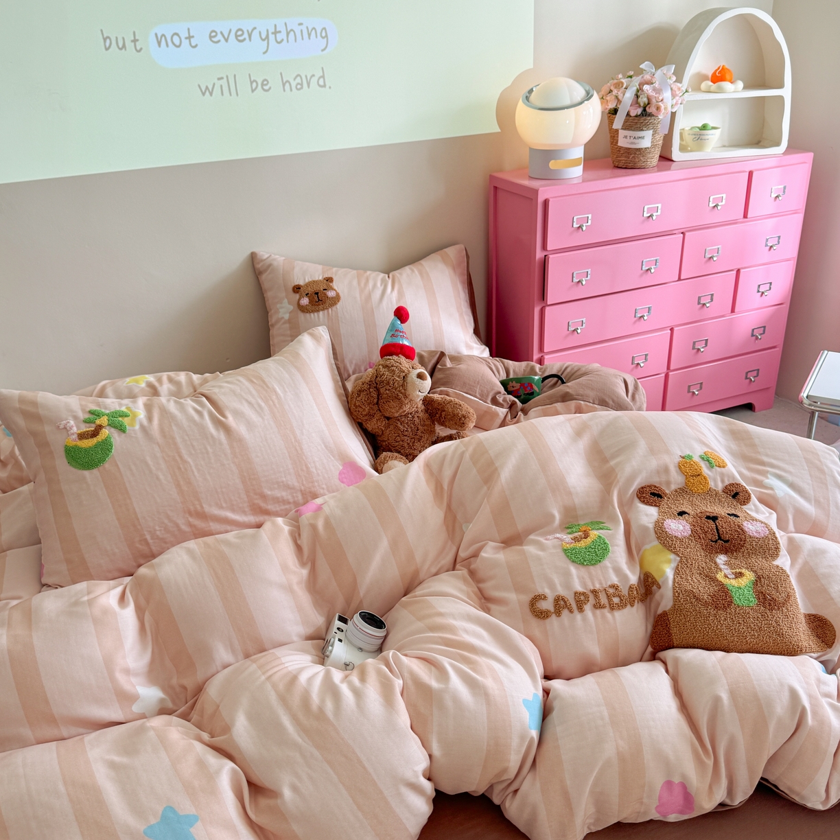 91家纺网 家纺一手货源 找家纺 柚子 2025春夏新款全棉纯棉双层纱毛巾绣四件套 椰子卡皮巴拉