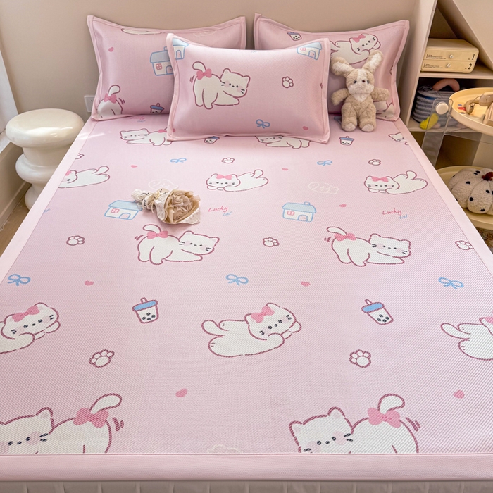 91家纺网 家纺一手货源 找家纺 2025新款懒猫600D数码印花冰藤凉席 奶茶猫咪