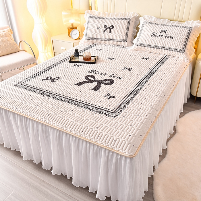 91家纺网 家纺一手货源 找家纺 炫拼家纺 2025新款凉感丝印花床裙款乳胶凉席三件套 可可少女