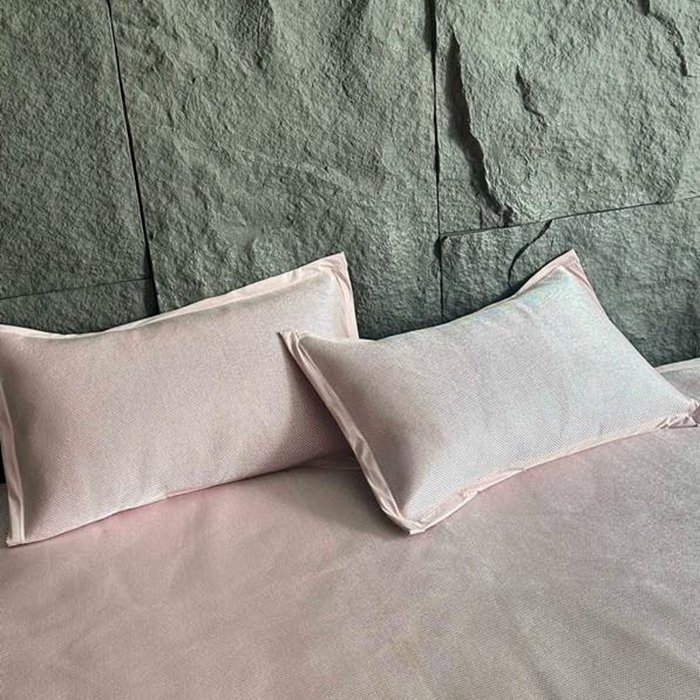 91家纺网 家纺一手货源 找家纺 美丽坊 2025新款轻奢三明治冰藤抗菌凉席三件套 卡曼粉