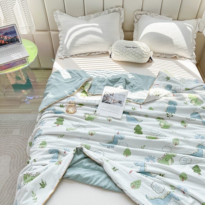 91家纺网 家纺一手货源 找家纺 富艺隆 2025新款A类水洗棉双层纱夏被水洗棉麻空调被直播爆款大豆夏被 恐龙星球