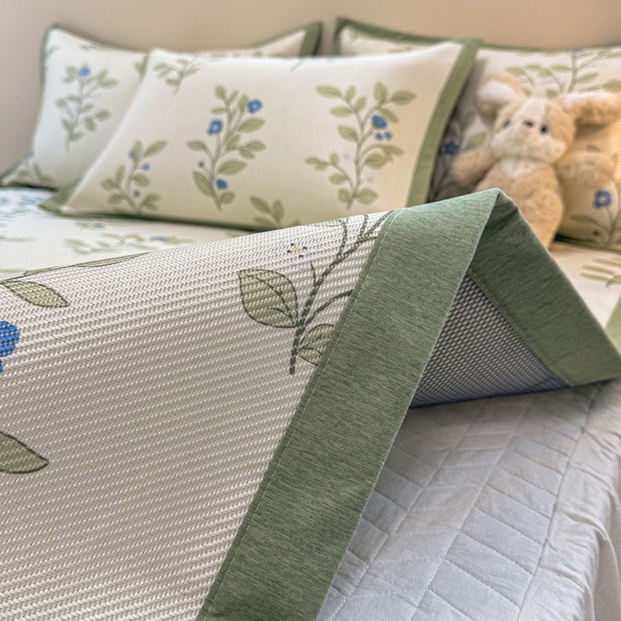 91家纺网 家纺一手货源 找家纺 2025新款懒猫600D数码印花冰藤凉席 蓝色花骨朵