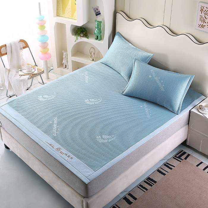 91家纺网 家纺一手货源 找家纺 尚品凤凰 2025新款小清新凉感超柔冰豆席凉席平铺款床笠款 飘羽-兰