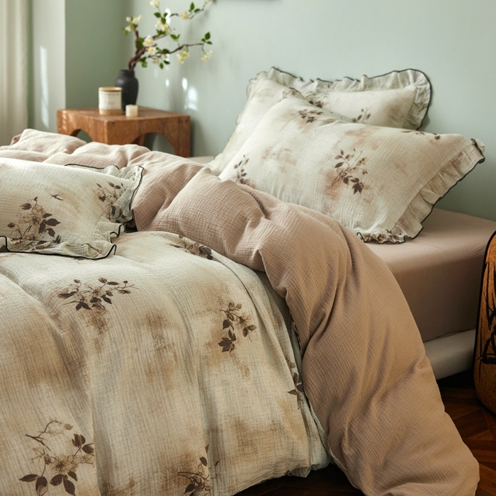 91家纺网 家纺一手货源 找家纺 安莱生活 2025新款全棉精梳棉双层纱绉纱数码印花四件套 云屿间-咖