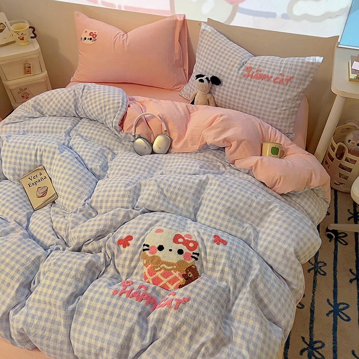 91家纺网 家纺一手货源 找家纺 2025新款专版高克重超萌卡通格子双拼毛巾绣软糯糯水洗棉四件套（场景二） 冰淇淋kt