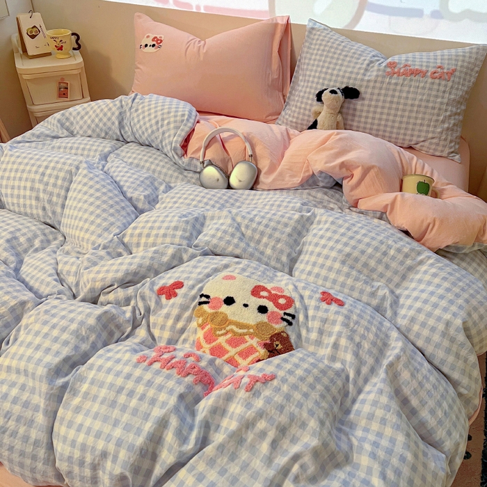 91家纺网 家纺一手货源 找家纺 2025新款专版高克重超萌卡通格子双拼毛巾绣软糯糯水洗棉四件套（场景二） 冰淇淋kt