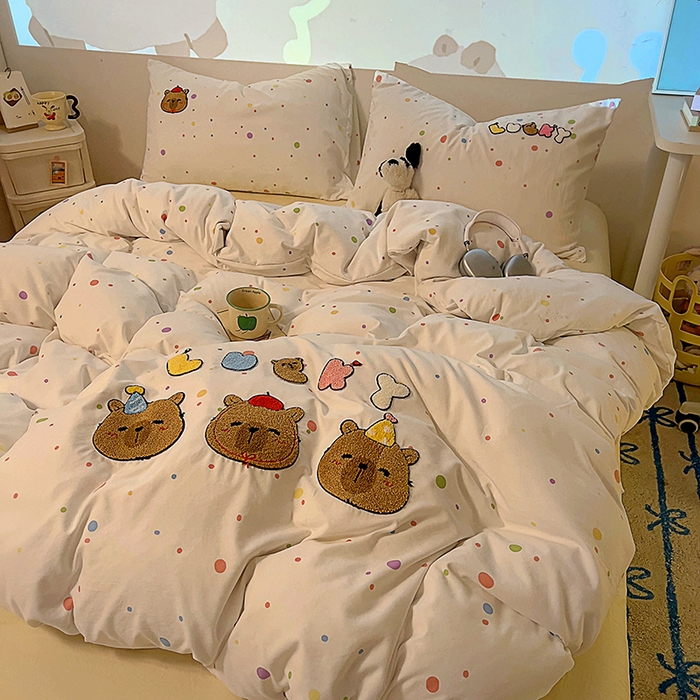 91家纺网 家纺一手货源 找家纺 2025新款专版高克重超萌卡通格子双拼毛巾绣软糯糯水洗棉四件套（场景二） 糖果卡皮巴拉