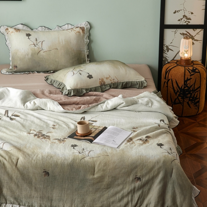 91家纺网 家纺一手货源 找家纺 安莱生活 2025新款全棉精梳棉双层纱绉纱数码印花夏凉被 烟雨江南-绿  夏被