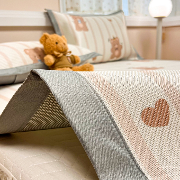 91家纺网 家纺一手货源 找家纺 慕尚家纺 2025新款数码印花床席床笠款冰藤席 床席款-小熊物语