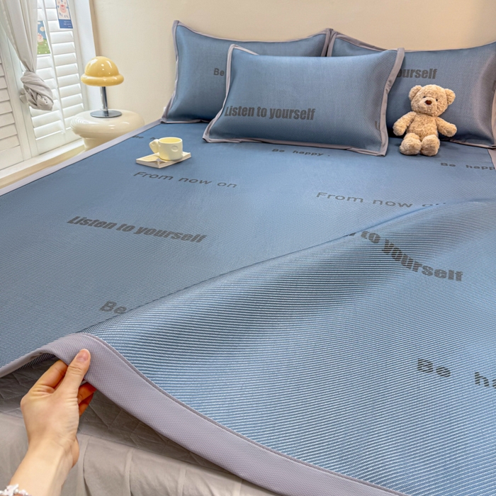 91家纺网 家纺一手货源 找家纺 2025新款懒猫600D数码印花冰藤凉席 简约生活