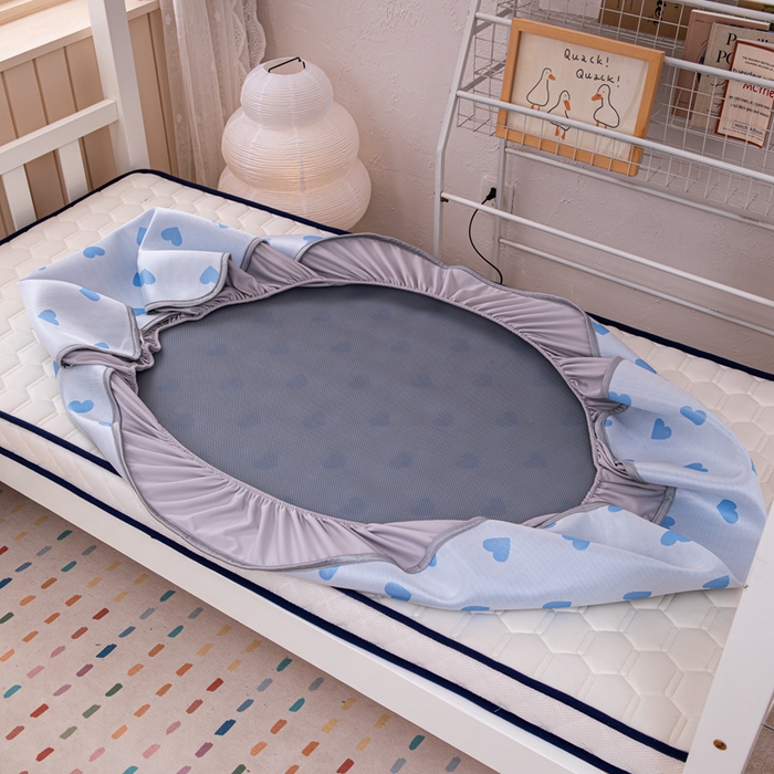 91家纺网 家纺一手货源 找家纺 凌云家纺  2025新款提花凉感冰丝席床笠款三明治凉席三件套 甜心-蓝