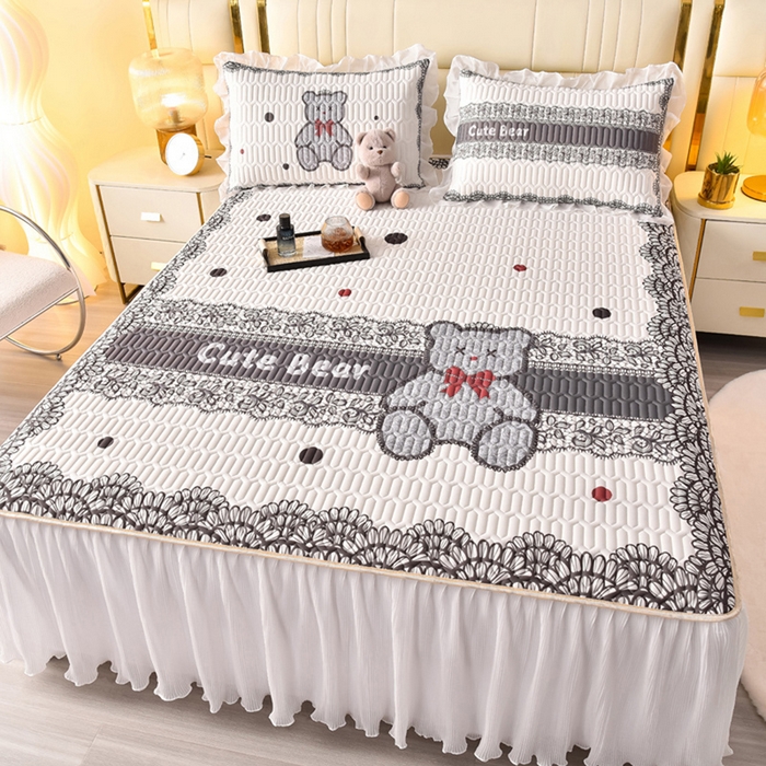 91家纺网 家纺一手货源 找家纺 炫拼家纺 2025新款凉感丝印花床裙款乳胶凉席三件套 黛莎