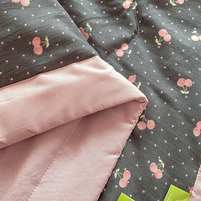 91家纺网 家纺一手货源 找家纺 2025新款直播热款A类针织棉双层纱床盖款夏被四件套 樱桃