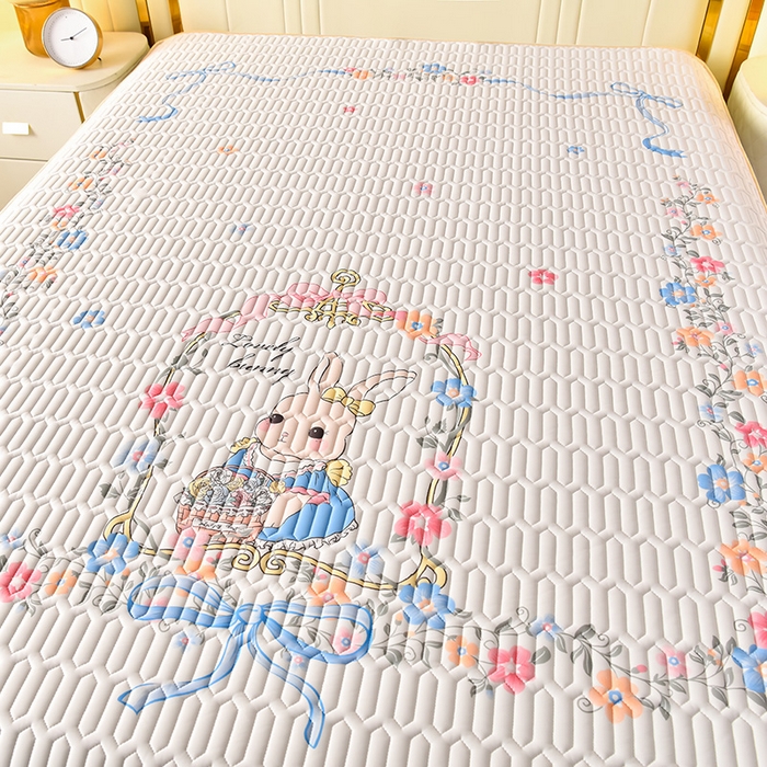 91家纺网 家纺一手货源 找家纺 炫拼家纺 2025新款凉感丝印花床裙款乳胶凉席三件套 彼得花园