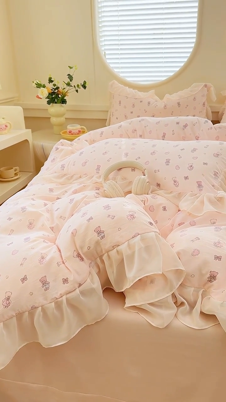 91家纺网 家纺一手货源 找家纺 苏拉家居 2025新款雪纺花边云感提花针织双层纱四件套 宠你