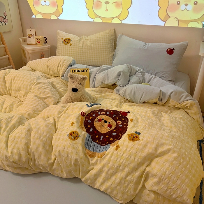 91家纺网 家纺一手货源 找家纺 2025新款专版高克重超萌卡通格子双拼毛巾绣软糯糯水洗棉四件套（场景二） 狮子饼干