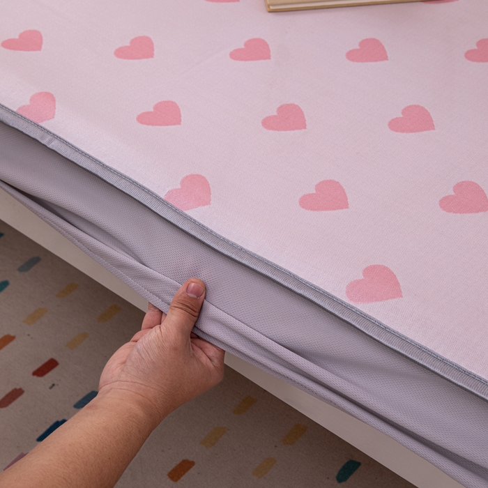 91家纺网 家纺一手货源 找家纺 凌云家纺  2025新款提花凉感冰丝席床笠款三明治凉席三件套 甜心-粉