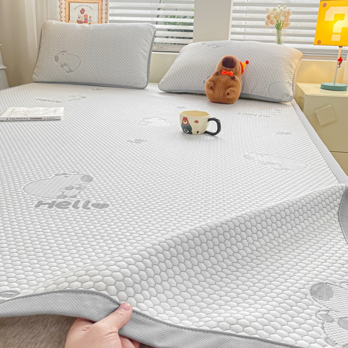 91家纺网 家纺一手货源 找家纺 春寻家纺 2025新款冰豆豆冰丝凉席-卡皮巴拉系列 床单款-卡皮巴拉-灰