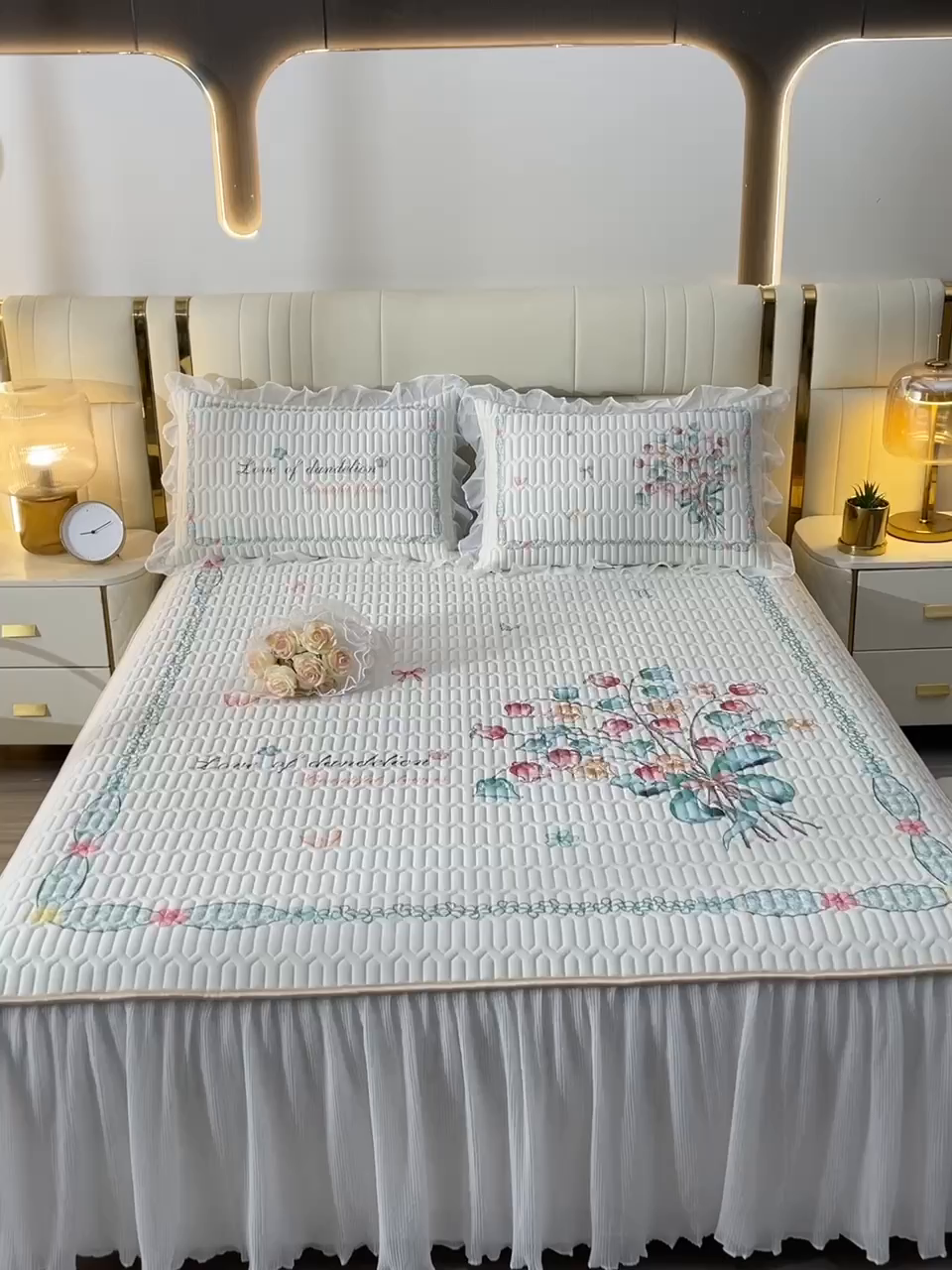 91家纺网 家纺一手货源 找家纺 炫拼家纺 2025新款凉感丝印花床裙款乳胶凉席三件套 蓝铃花