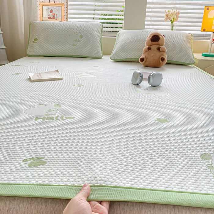 91家纺网 家纺一手货源 找家纺 春寻家纺 2025新款冰豆豆冰丝凉席-卡皮巴拉系列 床单款-卡皮巴拉-绿