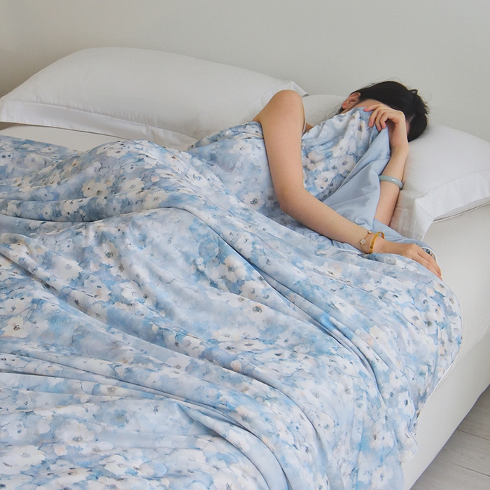 91家纺网 家纺一手货源 找家纺 梦恬佳 2025新款印花凉感丝夏凉被 桃花源绿