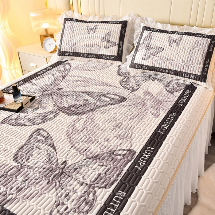 91家纺网 家纺一手货源 找家纺 炫拼家纺 2025新款凉感丝印花床裙款乳胶凉席三件套 梦幻蝶