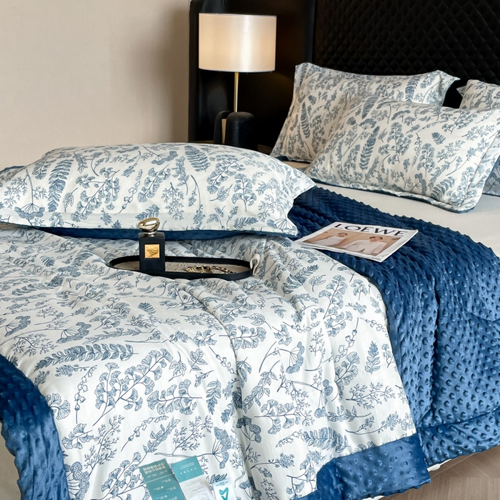 91家纺网 家纺一手货源 找家纺 宝士康家纺 2025新款10A抗菌双层纱豆豆绒夏被 青花瓷