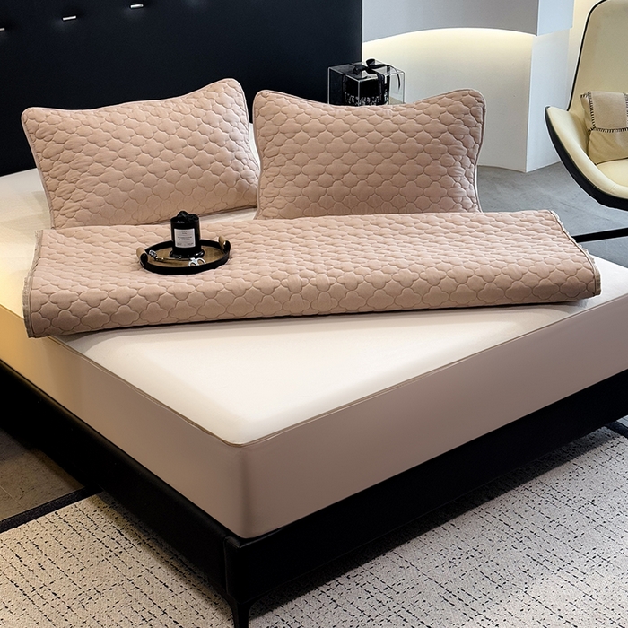 91家纺网 家纺一手货源 找家纺 叠派家纺 2025新款5A抗菌A类夹棉床笠经典款防水款系列 米色-梅花经典款