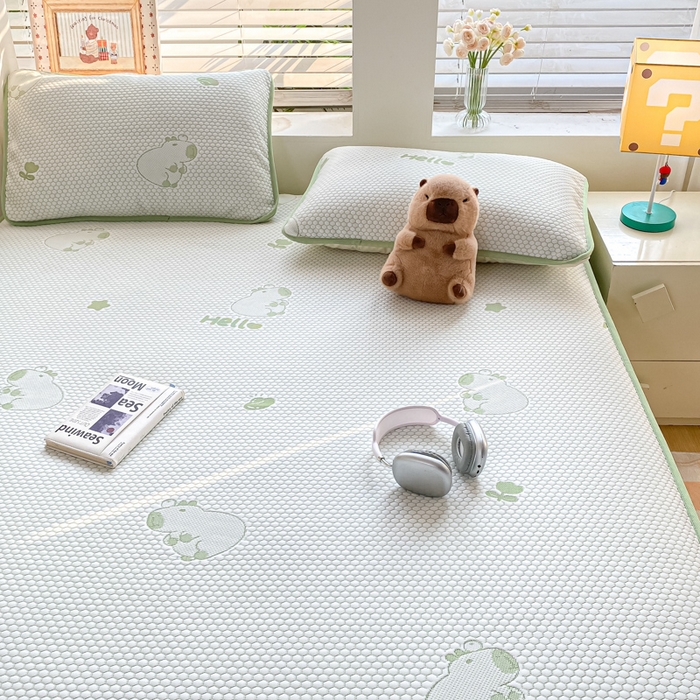 91家纺网 家纺一手货源 找家纺 春寻家纺 2025新款冰豆豆冰丝凉席-卡皮巴拉系列 床笠款-卡皮巴拉-绿