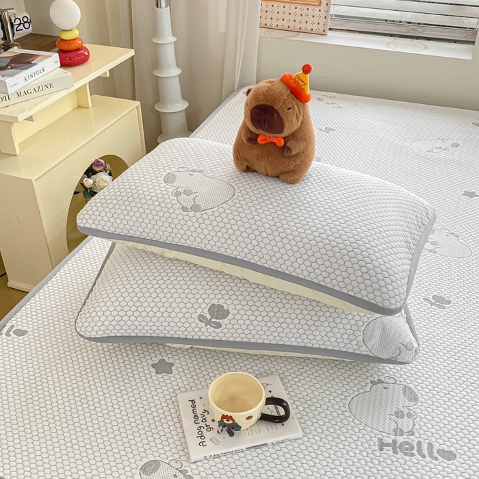 91家纺网 家纺一手货源 找家纺 春寻家纺 2025新款冰豆豆冰丝凉席-卡皮巴拉系列 床单款-卡皮巴拉-灰